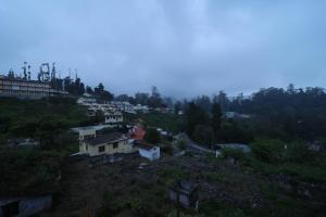 uma vista aérea de uma cidade com casas numa colina em Jayaraj Residency em Kodaikanal