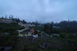 uma vista aérea de uma cidade com casas numa colina em Jayaraj Residency em Kodaikānāl