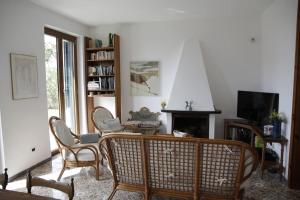 ein Wohnzimmer mit Stühlen und einem Kamin in der Unterkunft Villa con vista Sestri Levante in Sestri Levante