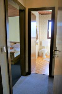 una puerta abierta a un baño con dormitorio en Die Sonnenblume, en Sankt Kanzian