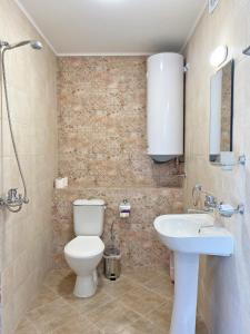 La salle de bains est pourvue de toilettes et d'un lavabo. dans l'établissement Di Mare Holiday Apartments, à Kranevo