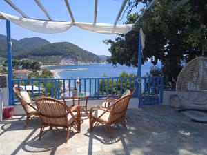 d'une terrasse avec une table et des chaises et une vue sur l'eau. dans l'établissement Crystal Villa, à Skopelos