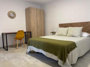 Ein Bett oder Betten in einem Zimmer der Unterkunft Suites Benalup Centro