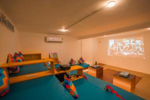 Pokój z 2 łóżkami piętrowymi i obrazem na ścianie w obiekcie goSTOPS Srinagar w mieście Śrinagar