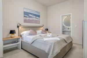 una camera da letto con un letto e un gatto seduto sopra di Beach Residence Parat a Kaštela (Castelli)