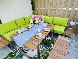 イシュグルにあるUrsula Mariaの緑のソファと花のテーブル