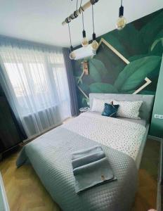 Un dormitorio con una cama grande con una pared verde. en Varna Top Center Luxury Apartment, en Varna