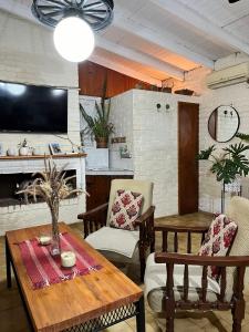 sala de estar con mesa, sillas y TV en CASA FRENTE A PLAZA PRINCIPAL en Federación