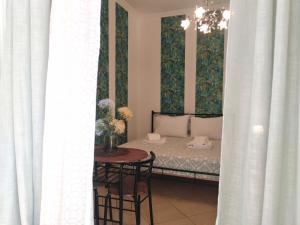 um pequeno quarto com uma cama e uma mesa com cadeiras em La casa di Maria em Atenas