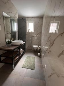 Ένα μπάνιο στο Apartmani Ora