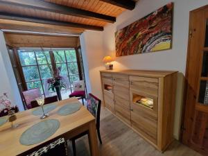 Fotografie z fotogalerie ubytování Ferienhaus Thymian in Hatten bei Oldenburg - Idyllische Waldlage v destinaci Hatten
