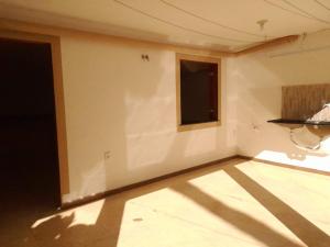 a room with a white wall and a window at Casa Refúgio Familiar in Guaramiranga