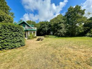 een huis met een bank voor een tuin bij Vakantiehuis Jacobo in Burgh Haamstede