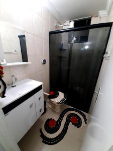 ein Badezimmer mit einer Dusche mit einer Schlange auf dem Boden in der Unterkunft Apto aconchegante cuiaba in Cuiabá