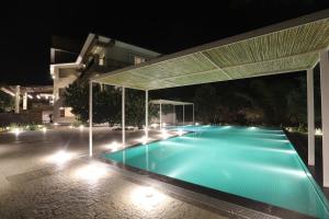 una piscina frente a un edificio por la noche en Golden Fields Resort A Unit Of Beaver Golden Fields en Mulshi