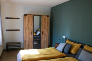 Schlafzimmer mit einem Bett und einem Spiegel in der Unterkunft Haus Schmitten in Winterberg