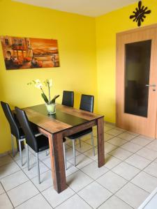 ein Esszimmer mit einem Holztisch und Stühlen in der Unterkunft Ferienwohnung Eva in Grebenhain