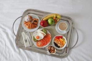 una bandeja de plástico con diferentes tipos de comida. en Hotel Monte Puertatierra en Cádiz