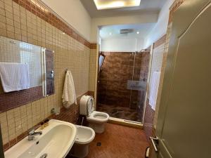 Koupelna v ubytování Edisem Hotel + 22 fotografií