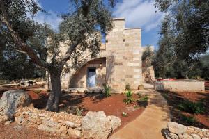 a stone building with a tree in front of it at Apartments in Spongano/Apulien 20947 in Spongano