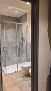 een badkamer met een douche, een wastafel en een toilet bij Cocooning in Arvier