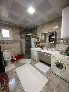 a kitchen with a sink and a washing machine at Xudisa Manzaram in Pazar