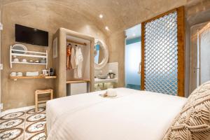A bed or beds in a room at AMMOS at AmazeU Suites Naxos