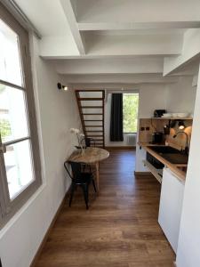 Η κουζίνα ή μικρή κουζίνα στο TRÈS CHARMANT DUPLEX ROTONDE*WIFI*CLIM*SMART TV +14 φωτογραφίες