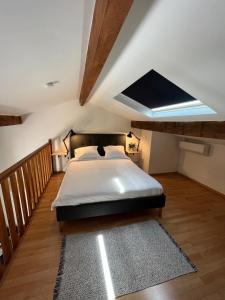 Ένα ή περισσότερα κρεβάτια σε δωμάτιο στο TRÈS CHARMANT DUPLEX ROTONDE*WIFI*CLIM*SMART TV