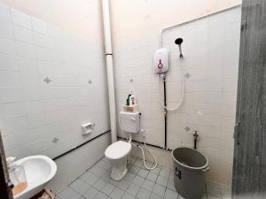 Een badkamer bij Iman Homestay: Sri Kandis