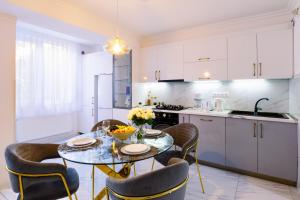 een keuken en eetkamer met een tafel en stoelen bij hotelise I Mermaid Apartment in Jerevan