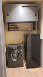 een wasruimte met een wasmachine en een wasmachine bij Cocooning in Arvier