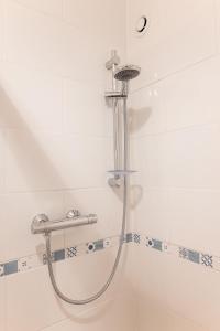 Ένα μπάνιο στο Appartement privé Le Chardonnay, jardin, parking
