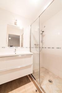 a bathroom with a sink and a shower at Appartement privé Le Chardonnay, jardin, parking in Buchères
