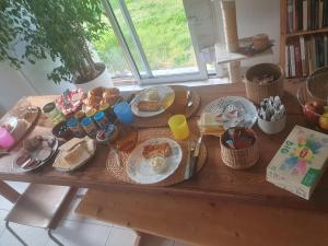 サン・マロにあるChez Frédéricのたくさんの食べ物の皿が置かれたテーブル