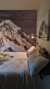 een bed in een kamer met sneeuw bij Cocooning in Arvier
