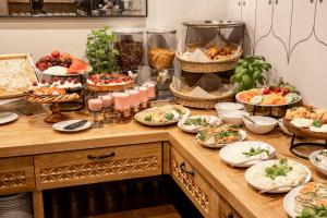 un buffet con muchos platos de comida en una mesa en Willa Mak Residence - sauna, centrum, en Zakopane