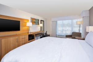 Кровать или кровати в номере Holiday Inn Morgantown-University Area, an IHG Hotel