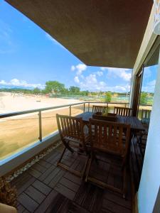 a balcony with a table and chairs and a view of the beach at Apartamento Playa Calzoa in Vigo