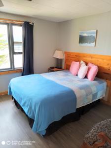 a bedroom with a large bed with pink pillows at Jasper Way Inn in Clearwater