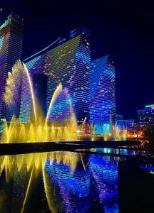 fontanna wodna przed miastem w nocy w obiekcie ORBI CITY Hotel Sea View w mieście Batumi