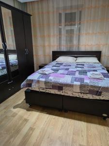 um quarto com uma cama e piso em madeira em Villa Green Garden Alanya 5B em Alanya