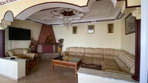 - un salon avec un canapé et une table dans l'établissement Casa Dina, à Tanger