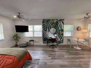 um quarto com uma cama, uma mesa e cadeiras em Casa Habana Studios em Miami