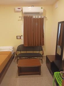 Habitación con cama y aire acondicionado. en ANTARA STAY, en Coimbatore