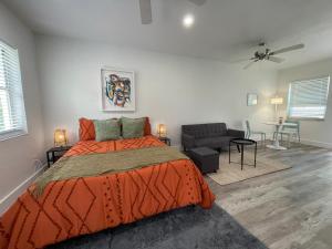 um quarto com uma cama laranja e uma sala de estar em Casa Habana Studios em Miami