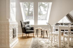 uma sala de estar com uma cadeira e uma mesa em Willa Mak Residence - sauna, centrum em Zakopane
