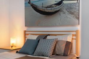 1 dormitorio con 1 cama con una foto de un barco en Las Canteras Verol with Garage, en Las Palmas de Gran Canaria
