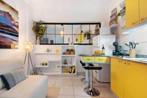 cocina con armarios amarillos y nevera blanca en Las Canteras Verol with Garage, en Las Palmas de Gran Canaria