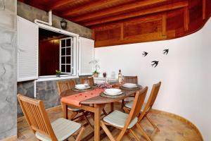 Casa Cordel في بلايا هوندا: غرفة طعام مع طاولة وكراسي خشبية